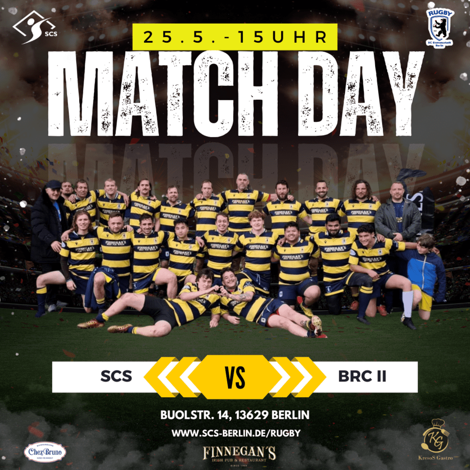 Gruppenspieler des Rugby-Teams SCS posieren in gestreiften Trikots vor einem Match-Day-Plakat in Berlin.
