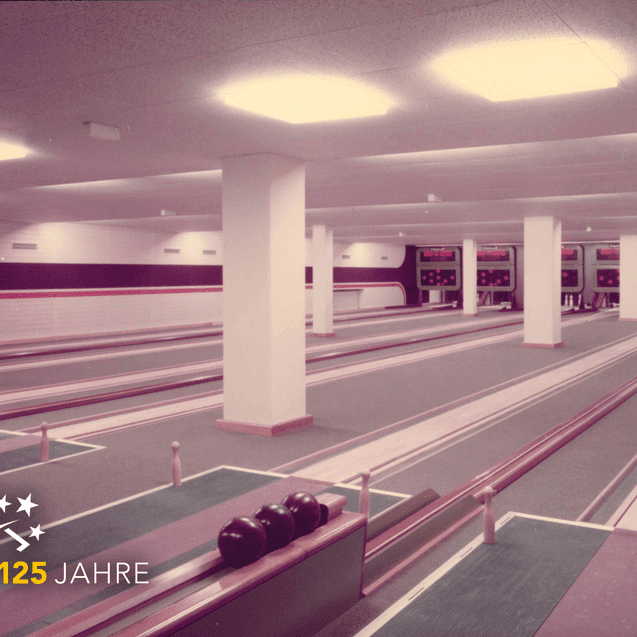 Bowlingbahn mit mehreren Bahnen, farbigen Kugeln und digitalen Anzeigetafeln in einem modernen Innenraum.