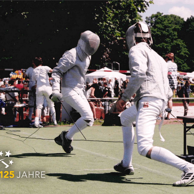 Zwei Fechter in Schutzkleidung stehen auf einer Wiese und bereiten sich auf einen Wettkampf vor, im Hintergrund Zuschauer.