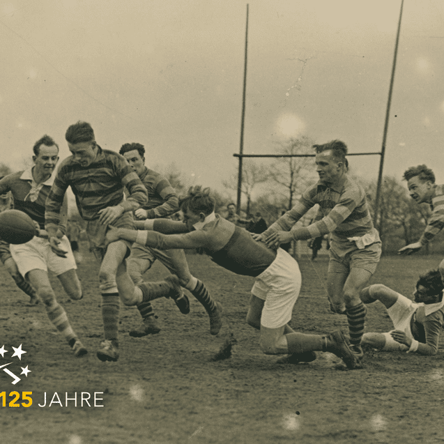Gruppenszene eines Rugbyspiels mit Spielern in gestreiften Trikots, die um den Ball k&auml;mpfen. Historisches Schwarz-Wei&szlig;-Foto.