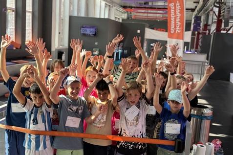 Jubelnde Kinder mit hochgehaltenen Armen