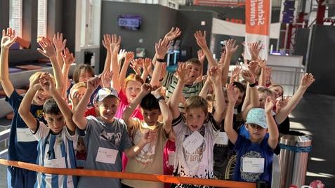 Jubelnde Kinder mit hochgehaltenen Armen