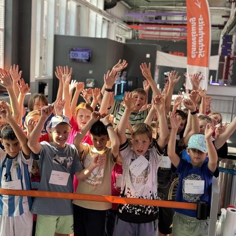 Jubelnde Kinder mit hochgehaltenen Armen