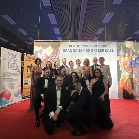 Gruppenzusammenstellung von G&auml;sten in festlicher Abendkleidung beim Spandauer Sportlerball auf rotem Teppich.