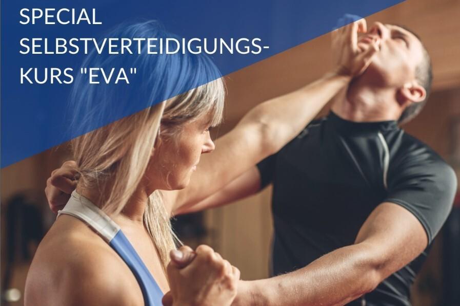 Zwei Personen üben Selbstverteidigungstechniken in einem Trainingsraum, eine angegriffene und eine verteidigende Person.