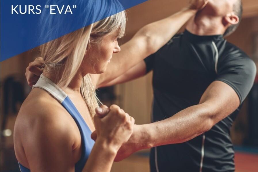 Zwei Personen üben Selbstverteidigungstechniken in einem Trainingsraum, eine angegriffene und eine verteidigende Person.