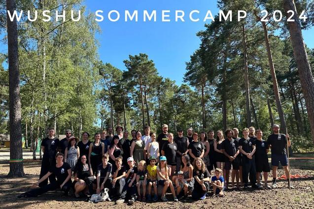 Gruppenshooting beim Wushu Sommercamp 2024 mit Teilnehmern in sportlicher Kleidung im Wald.