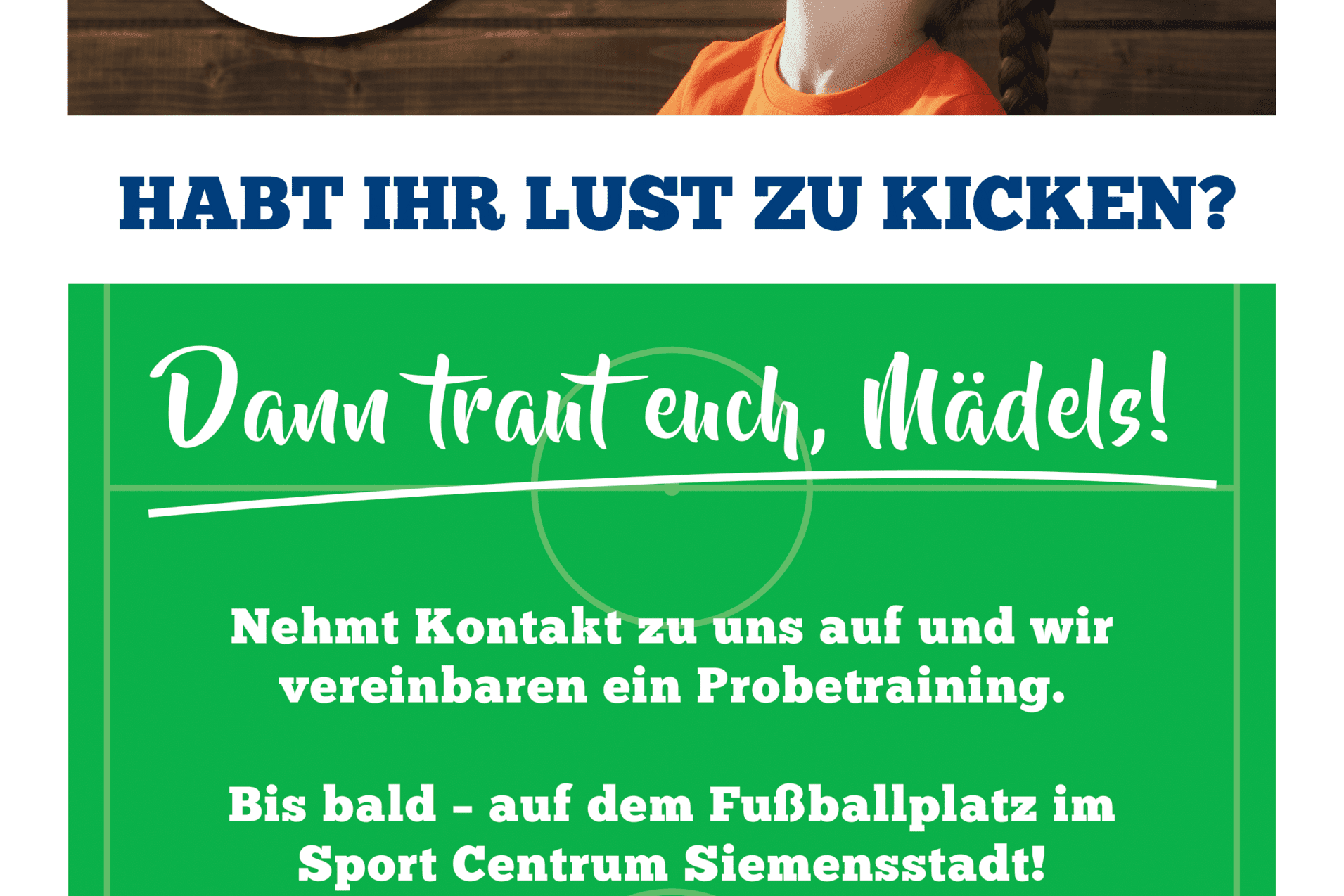 M&auml;dchen mit einem Fu&szlig;bal &uuml;ber dem Kopf l&auml;chelt, umgeben von Informationen zum Probetraining f&uuml;r eine M&auml;dchenfu&szlig;ballmannschaft.