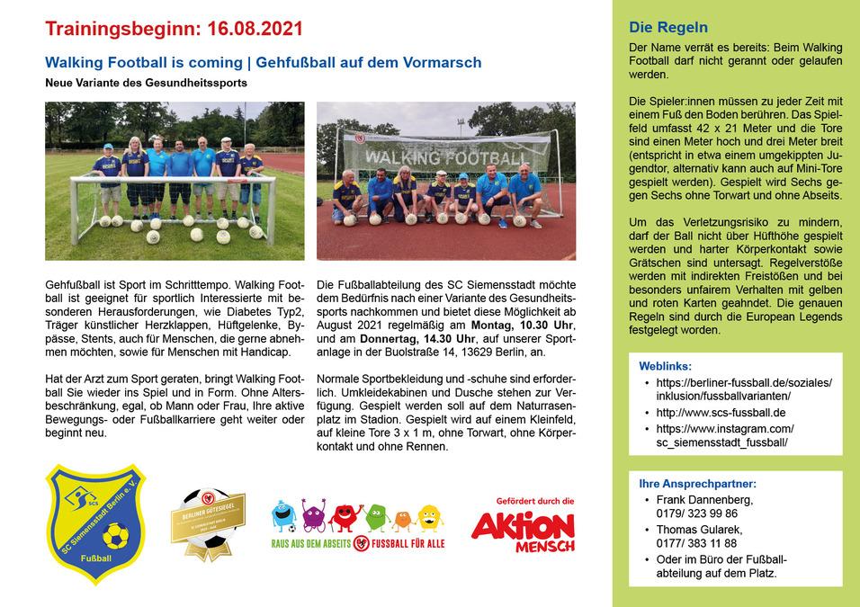 Fünf Personen stehen lächelnd hinter einer Fußballtorwand mit Bällen auf einem Sportplatz. Informationen zum Walking Football.