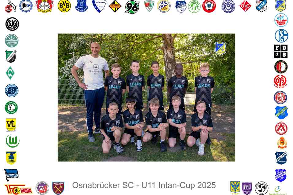 Mannschaftsfoto der U11 des Osnabr&uuml;cker SC, umgeben von Logos, vor einem Baum mit gr&uuml;nem Hintergrund.