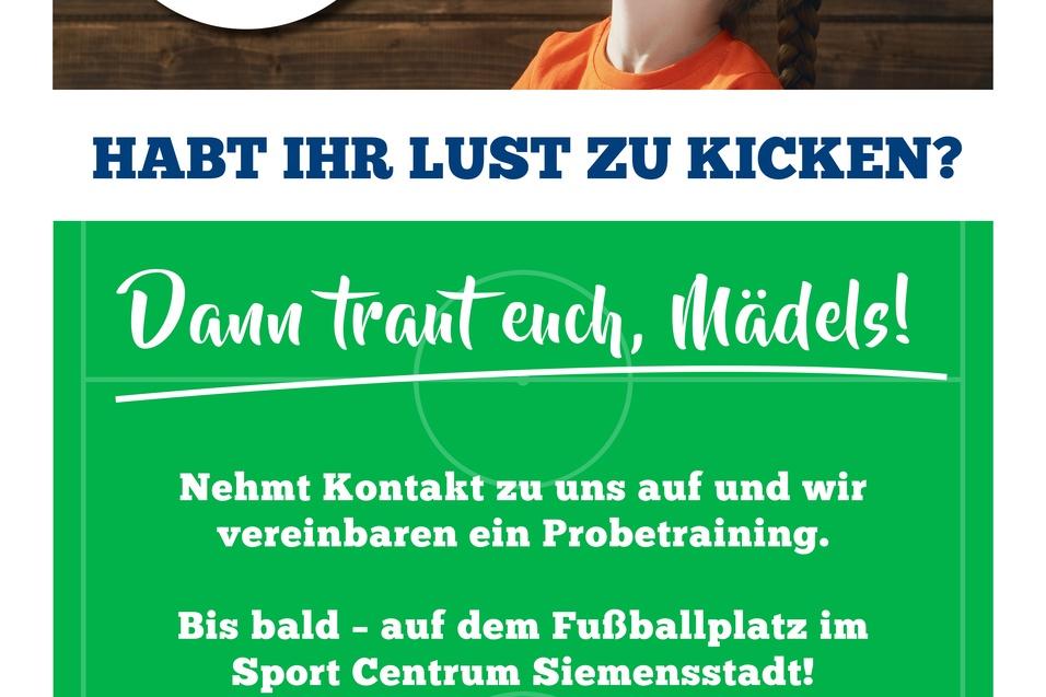 M&auml;dchen mit einem Fu&szlig;ball auf dem Kopf l&auml;chelt, umgeben von einem bunten Plakat zur Gr&uuml;ndung einer M&auml;dchenmannschaft.
