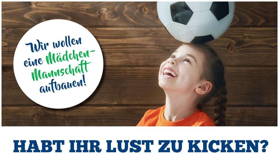 Mädchen mit einem Fußball auf dem Kopf lächelt, umgeben von einem bunten Plakat zur Gründung einer Mädchenmannschaft.