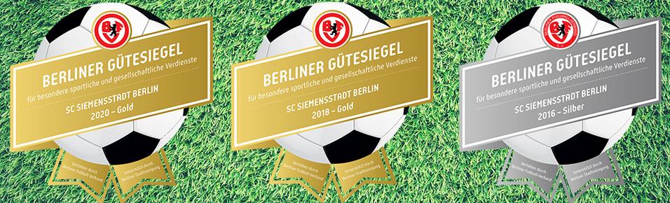 Drei Berliner Gütesiegel in Gold und Silber für SC Siemensstadt Berlin, präsentiert auf grünem Rasen.