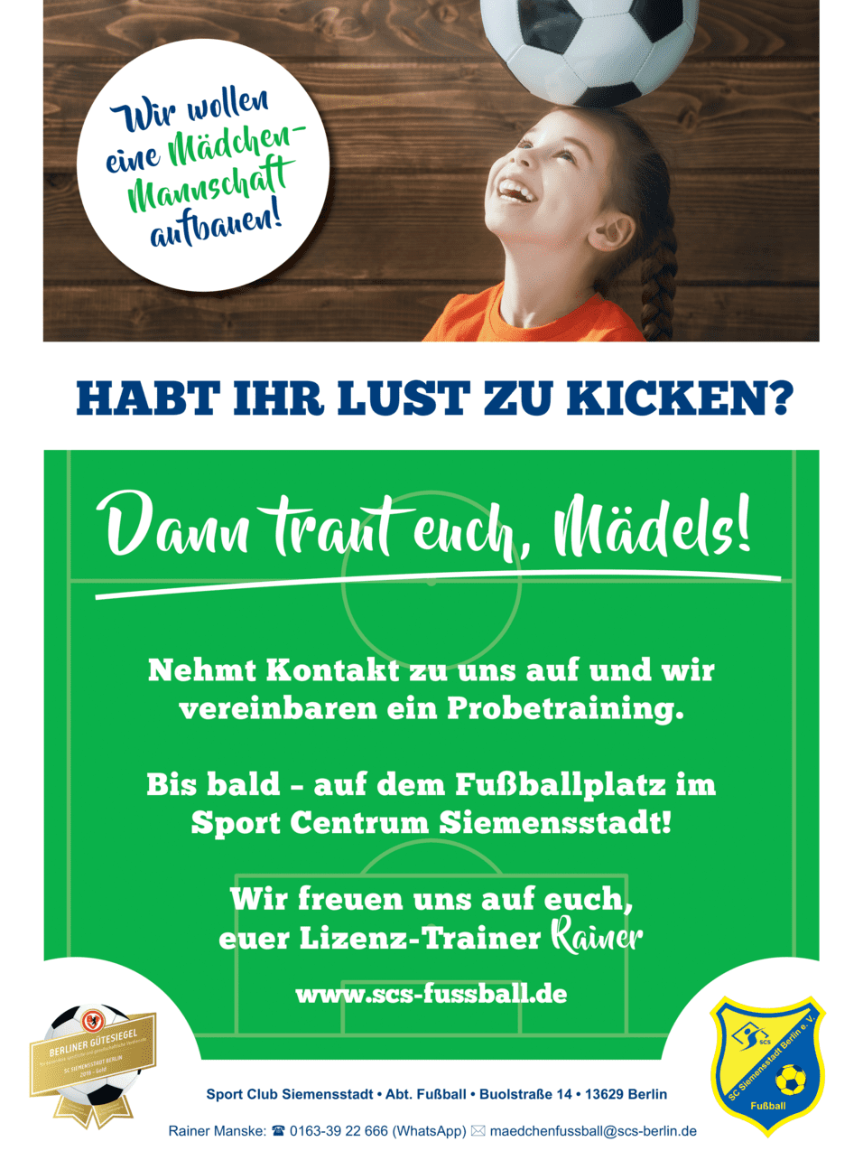 Mädchen mit einem Fußbal über dem Kopf lächelt, umgeben von Informationen zum Probetraining für eine Mädchenfußballmannschaft.