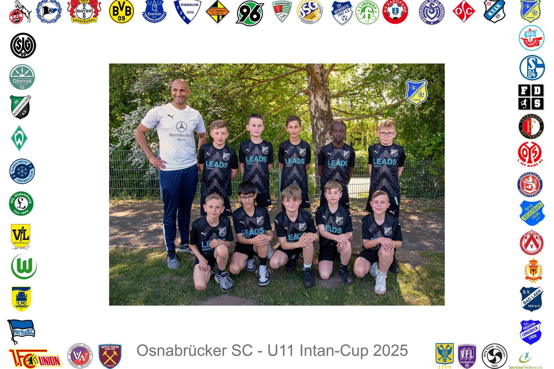 Mannschaftsfoto der U11 des Osnabr&uuml;cker SC, umgeben von Logos, vor einem Baum mit gr&uuml;nem Hintergrund.