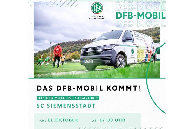 DFB-Mobil vor einem Fußballplatz mit Spielern im Hintergrund und Ankündigung für den SC Siemensstadt am 11. Oktober.