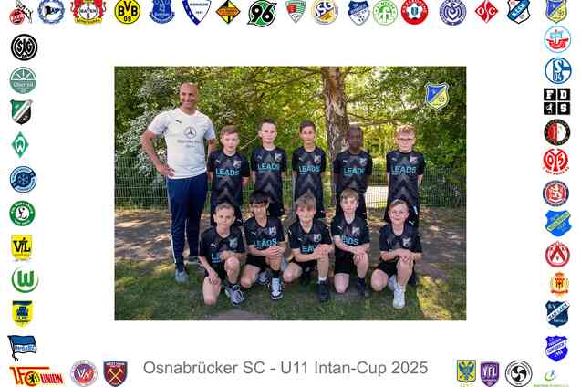 Mannschaftsfoto der U11 des Osnabrücker SC, umgeben von Logos, vor einem Baum mit grünem Hintergrund.