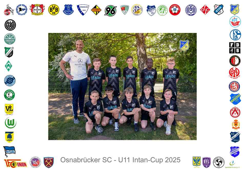 Mannschaftsfoto der U11 des Osnabrücker SC, umgeben von Logos, vor einem Baum mit grünem Hintergrund.