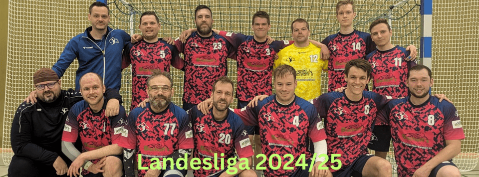 Handballmannschaft in der Halle mit bunten Trikots, positiver Stimmung, steht vor dem Tor mit einem Banner &bdquo;Landesliga 2024/25&ldquo;.