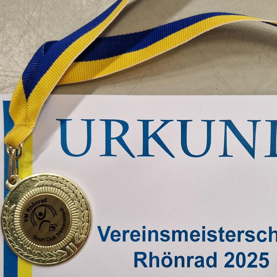 Goldmedaille mit blau-gelbem Band auf einer Urkunde für die Vereinsmeisterschaft im Rhönrad 2025.
