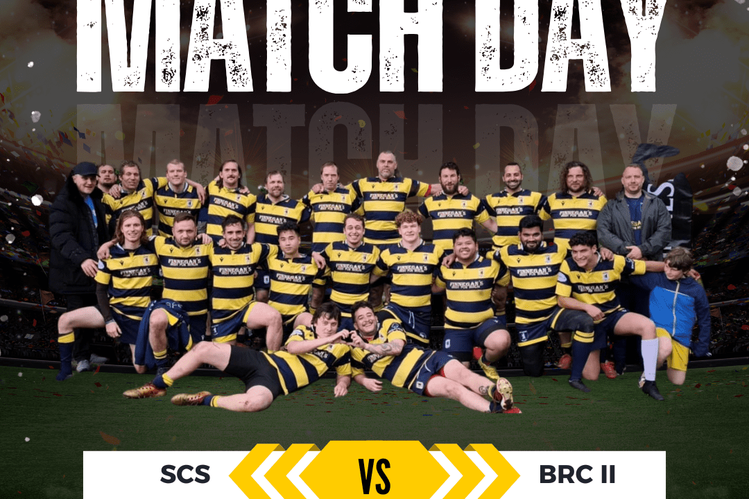 Gruppenspieler des Rugby-Teams SCS posieren in gestreiften Trikots vor einem Match-Day-Plakat in Berlin.