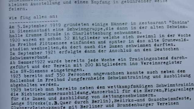 Textdokument mit historischen Informationen zur Gründung und Entwicklung einer Schwimmgruppe in Siemensstadt seit 1919.