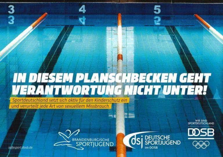 Planschebecken mit Wasser und schwimmenden Bahnen, versehen mit Text über Kinderschutz und Verantwortung im Sport.