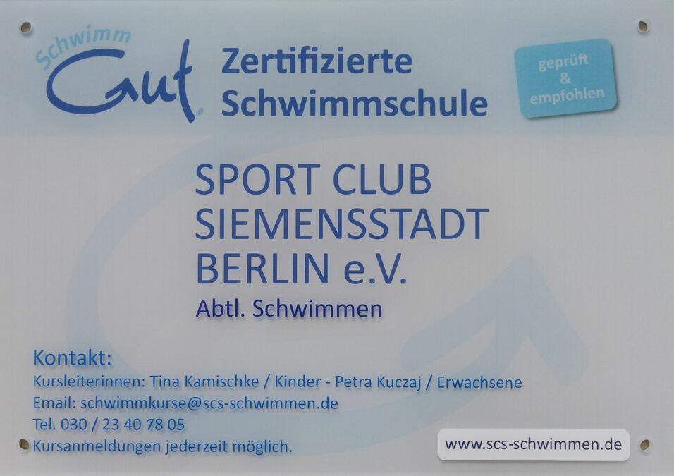 Schild der zertifizierten Schwimmschule Sport Club Siemensstadt Berlin e.V. mit Kontaktdaten und Kursinformationen.