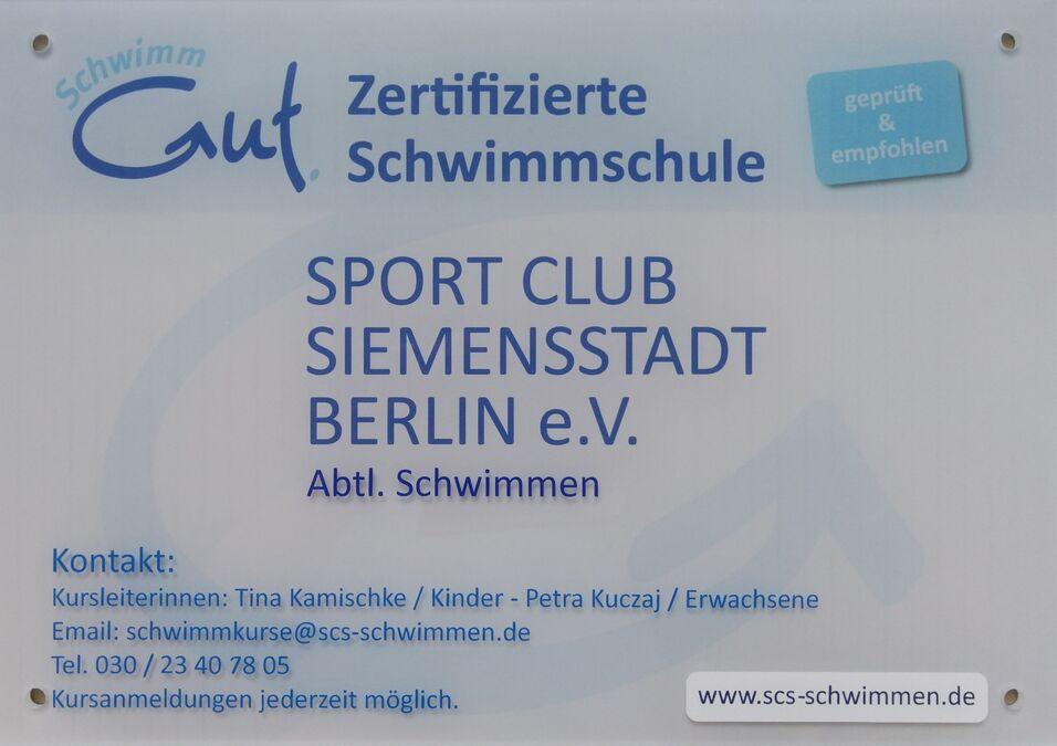 Schild der zertifizierten Schwimmschule Sport Club Siemensstadt Berlin e.V. mit Kontaktdaten und Kursinformationen.