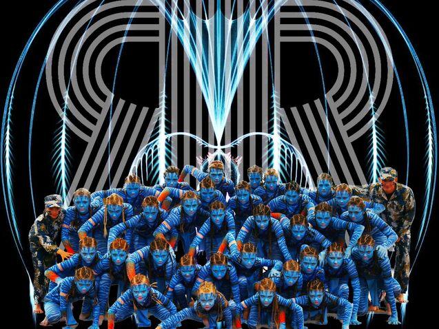 Gruppe von Personen mit blauer Körperfarbe, in verschiedenen Posen, vor einem grafischen, abstrakten Hintergrund.