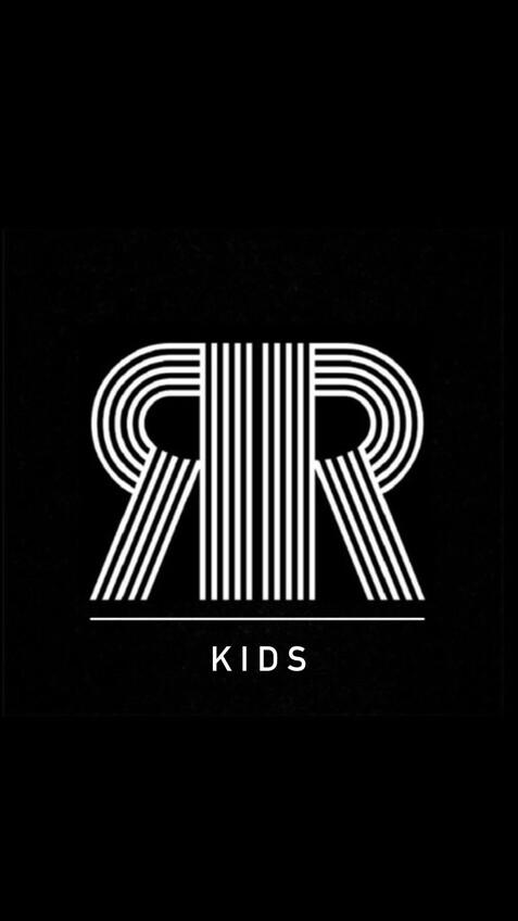 Logo in Schwarz mit weißem, gestreiftem Schriftzug „RR KIDS“ in modernem Design.