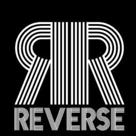 Schwarz-weiße Grafik mit den Buchstaben "RR" und dem Wort "REVERSE" in stilisierten, gestreiften Schriftzügen.