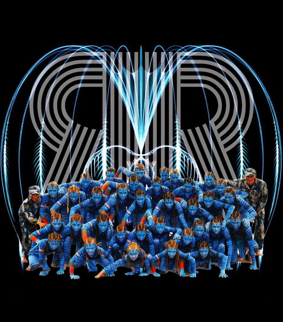 Gruppe von Personen mit blauer K&ouml;rperfarbe, in verschiedenen Posen, vor einem grafischen, abstrakten Hintergrund.