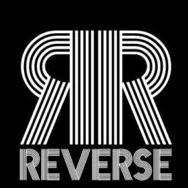 Schwarz-wei&szlig;e Grafik mit den Buchstaben "RR" und dem Wort "REVERSE" in stilisierten, gestreiften Schriftz&uuml;gen.