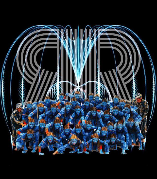 Gruppe von Personen mit blauer K&ouml;rperfarbe, in verschiedenen Posen, vor einem grafischen, abstrakten Hintergrund.