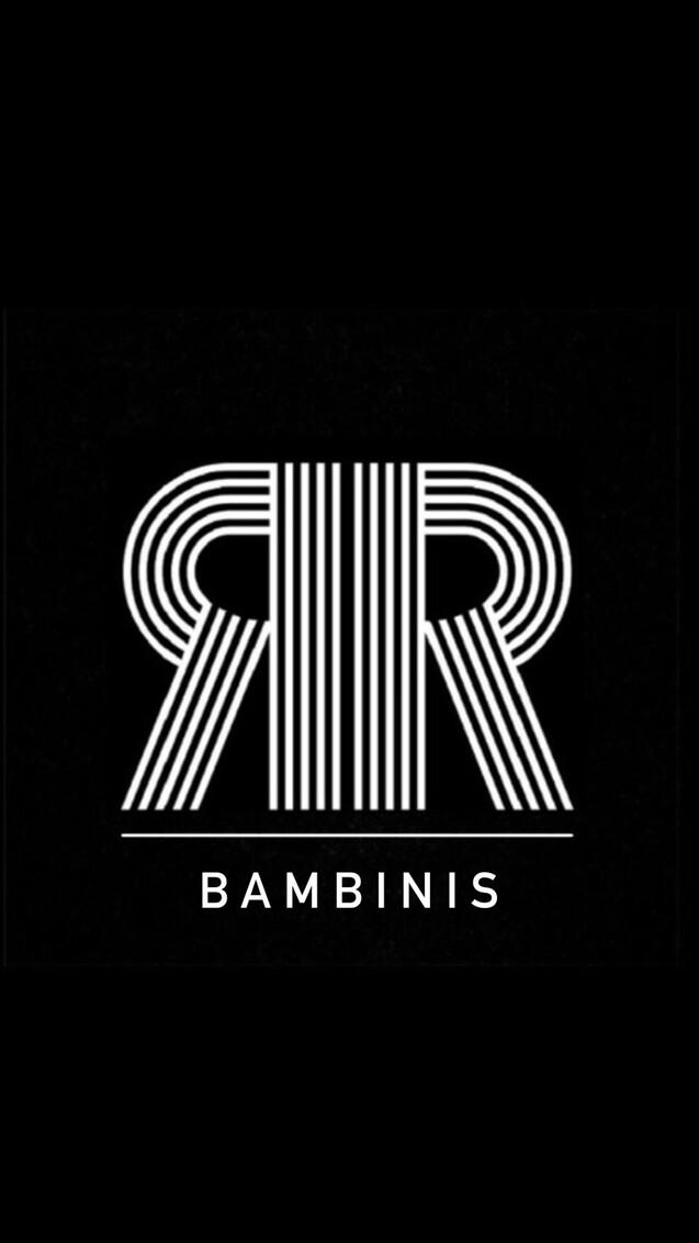 Logo mit den aufeinander geschichteten Buchstaben "RR" in Streifenoptik und dem Schriftzug "BAMBINIS" darunter auf schwarzem Hintergrund.