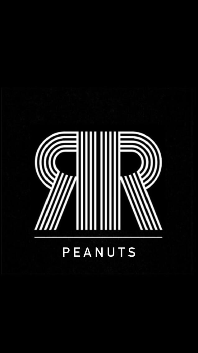Logo mit stylisierten, gestreiften Buchstaben "R", darunter die Schrift "PEANUTS" auf schwarzem Hintergrund.