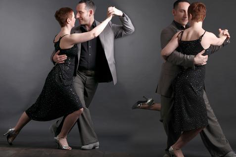 Tanzpaar in eleganter Kleidung tanzt eng umschlungen, auf grauem Hintergrund, ausdrucksvoll und harmonisch.