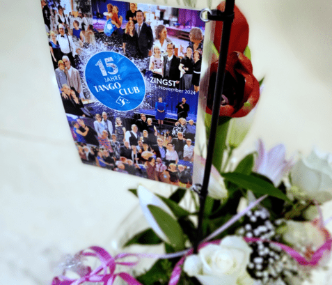 15 Jahre Jubiläum SCS Tango Argentino Club Blumenstrauß mit Karte