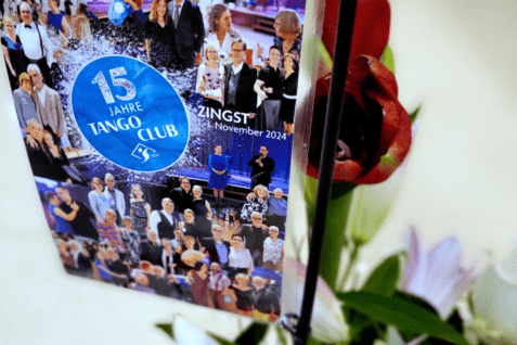 15 Jahre Jubiläum SCS Tango Argentino Club Blumenstrauß mit Karte