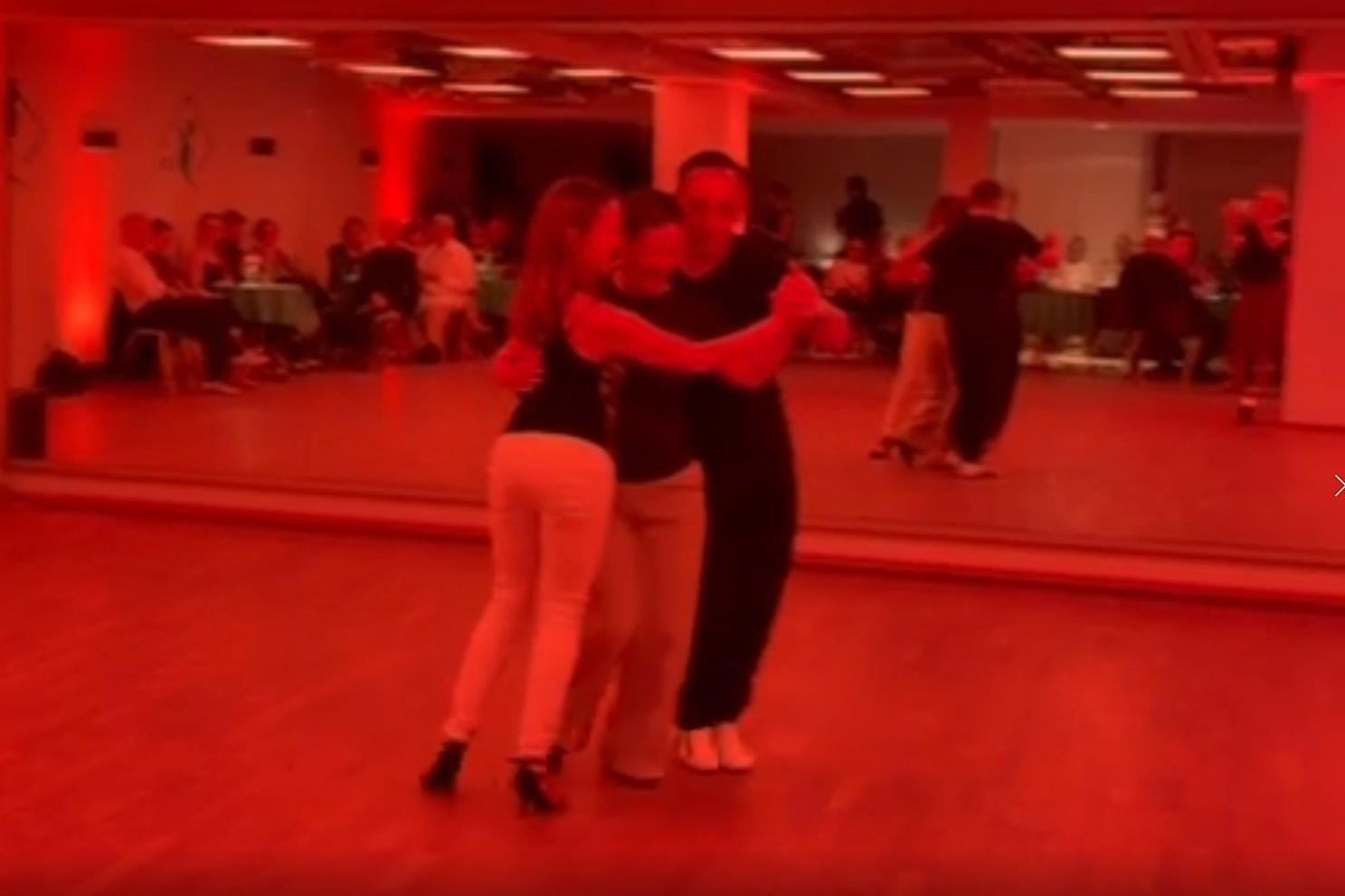 Milonga El Sotano Tanzende im Trio bei der Milonga im SCS Bewegungsraum UG