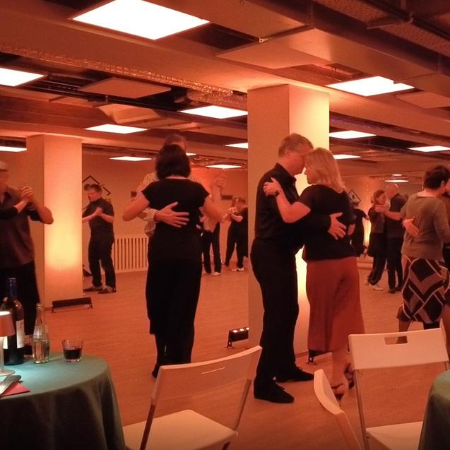 Tanzende bei der Milonga im SCS Bewegungsraum UG