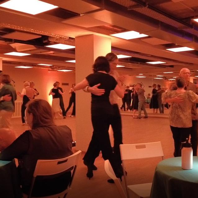 Milonga El Sotano Tanzende bei der Milonga im SCS Bewegungsraum UG