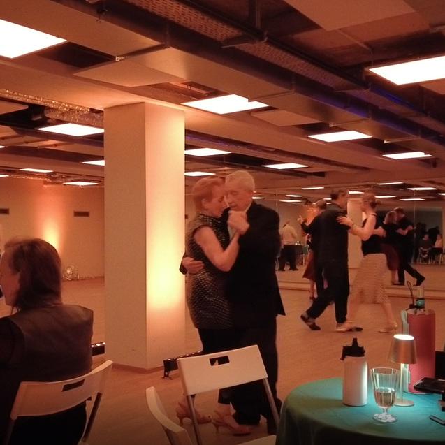 Tanzende bei der Milonga im SCS Bewegungsraum UG