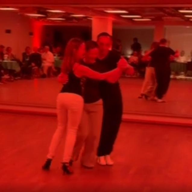 Milonga El Sotano Tanzende im Trio bei der Milonga im SCS Bewegungsraum UG