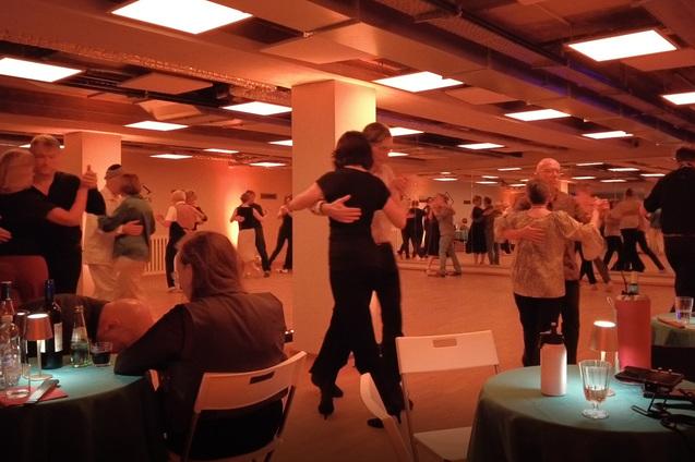 Tanzende bei der Milonga im SCS Bewegungsraum UG