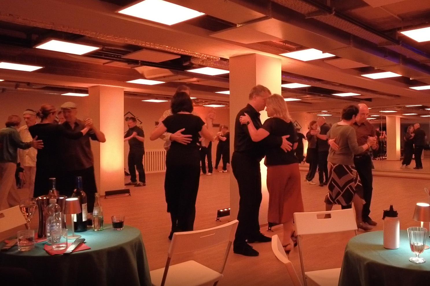 Tanzende bei der Milonga im SCS Bewegungsraum UG