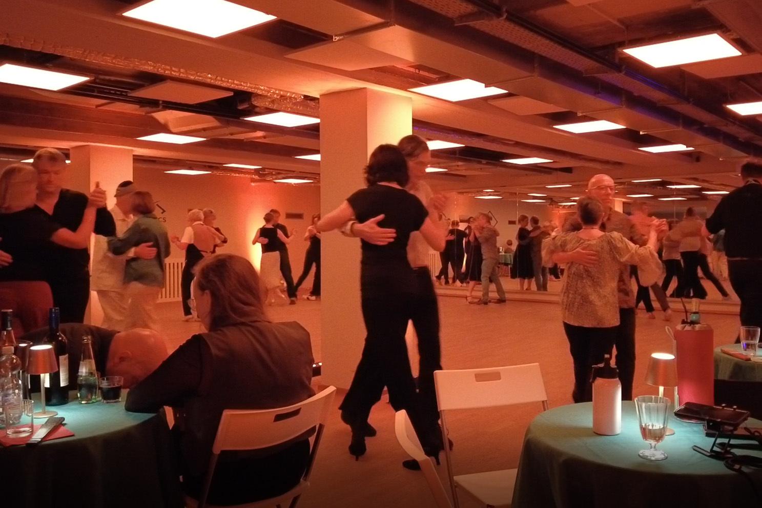 Milonga El Sotano Tanzende bei der Milonga im SCS Bewegungsraum UG