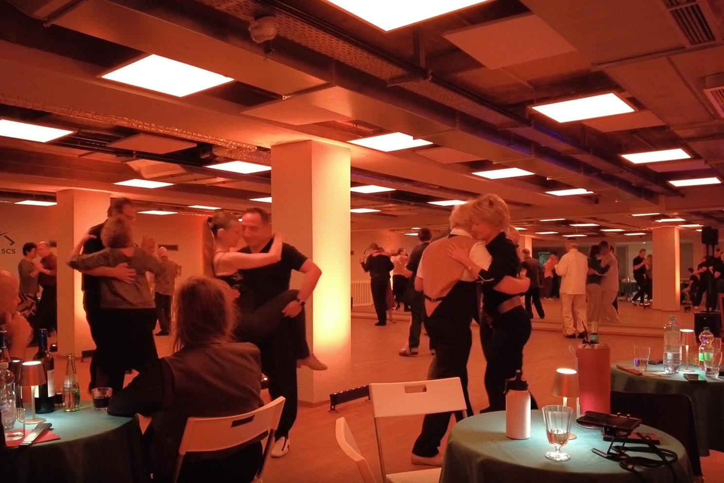 Milonga El Sotano Tanzende bei der Milonga im SCS Bewegungsraum UG