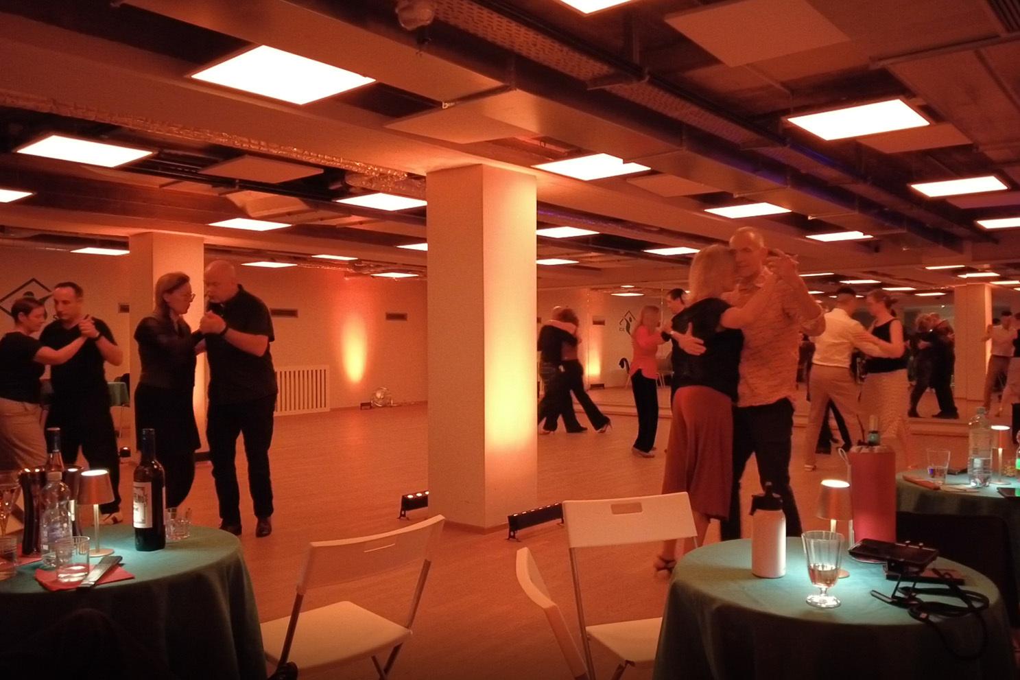 Tanzende bei der Milonga im SCS Bewegungsraum UG